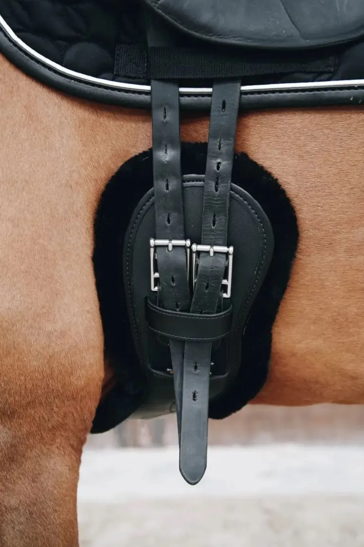 Kentucky Anatomisk gjord m/saueskinn Kort - Sort